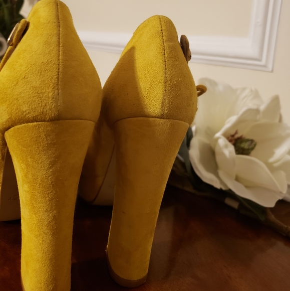 MUST HAVE Suede MUSTARD HEELS!!! - Picture 5 of 7
